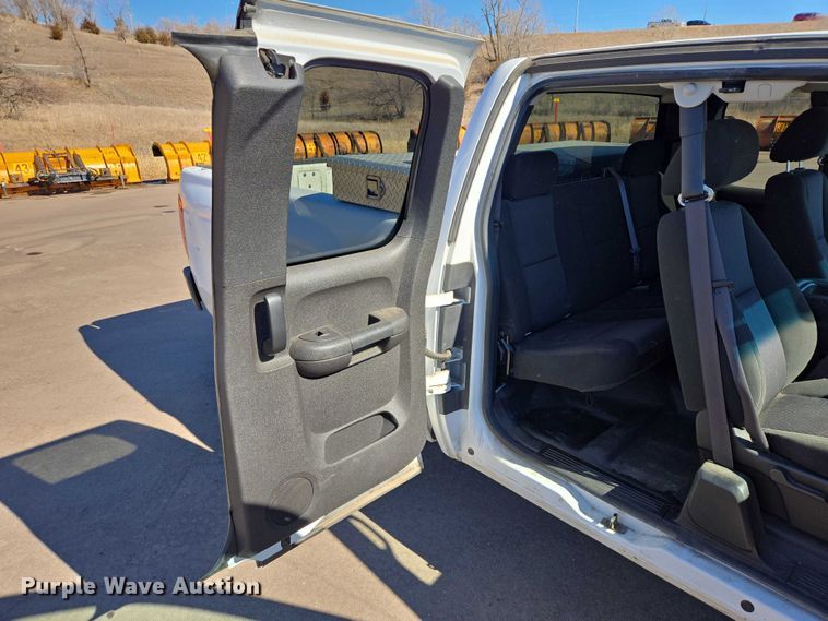 image for item ES2978 2011 Chevrolet Silverado 1500 Ext. Cab pickup truck