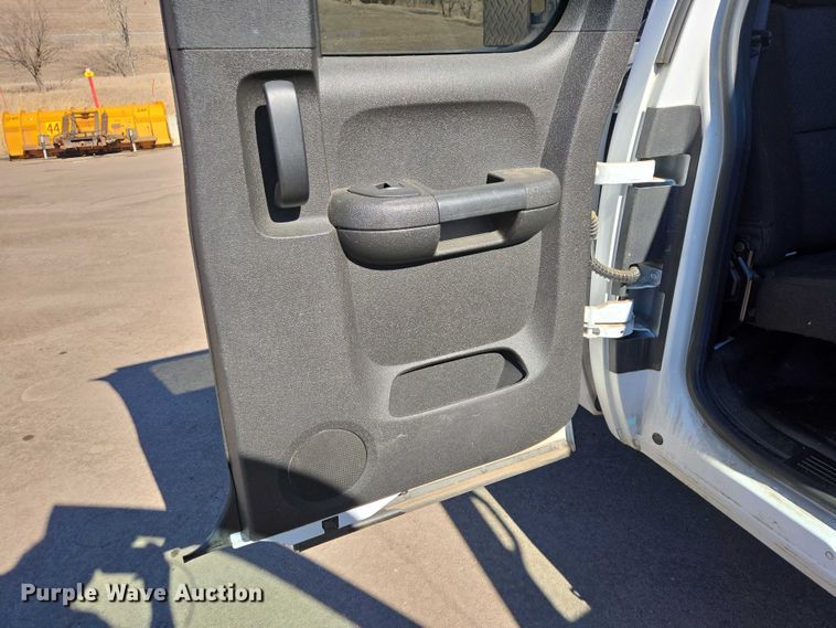 image for item ES2978 2011 Chevrolet Silverado 1500 Ext. Cab pickup truck