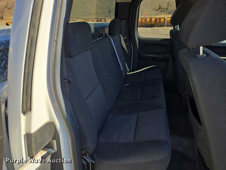 image for item ES2978 2011 Chevrolet Silverado 1500 Ext. Cab pickup truck