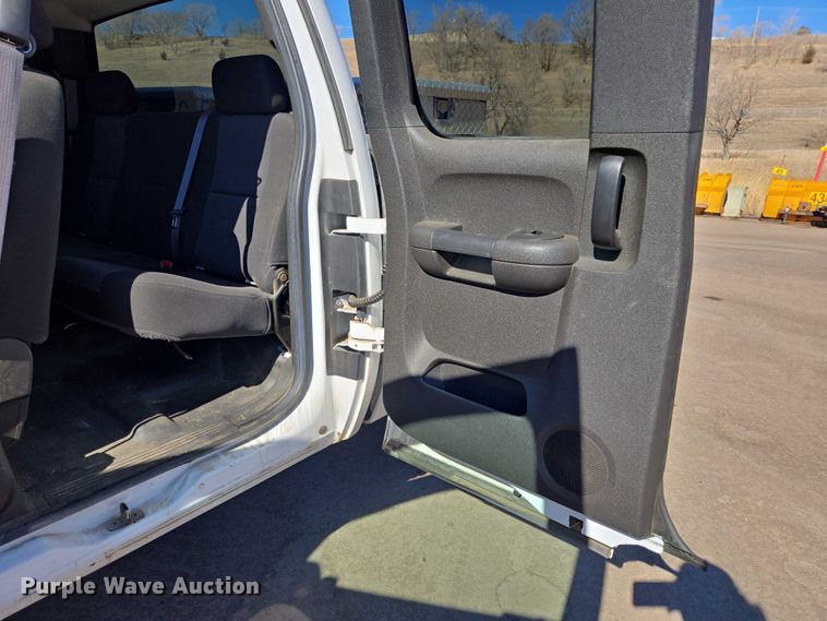 image for item ES2978 2011 Chevrolet Silverado 1500 Ext. Cab pickup truck