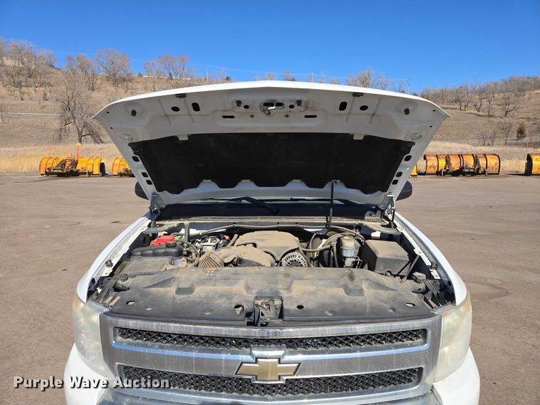 image for item ES2978 2011 Chevrolet Silverado 1500 Ext. Cab pickup truck