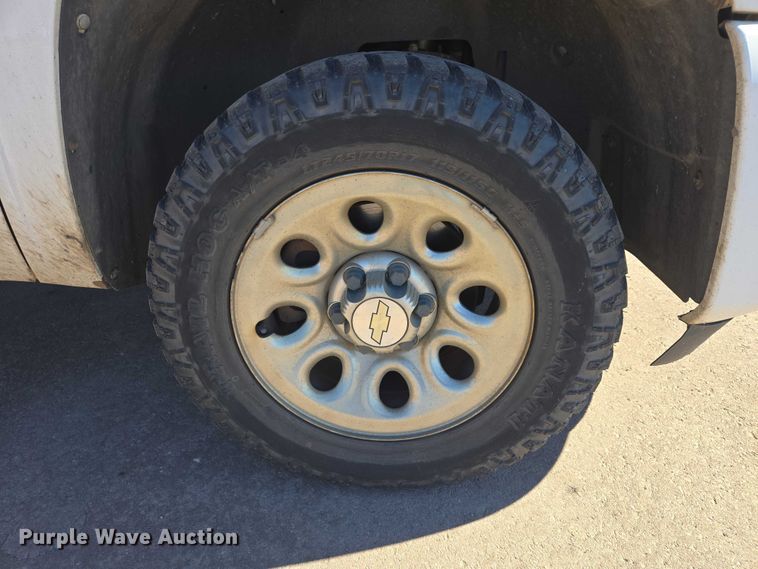 image for item ES2978 2011 Chevrolet Silverado 1500 Ext. Cab pickup truck