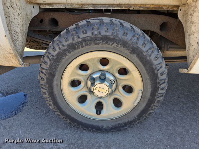 image for item ES2978 2011 Chevrolet Silverado 1500 Ext. Cab pickup truck