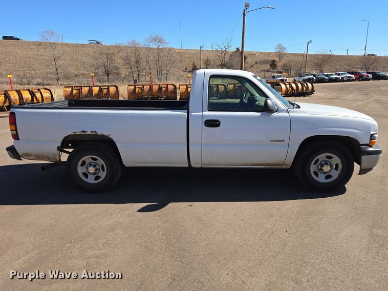 image for item ES2979 2001 Chevrolet Silverado 1500 pickup truck