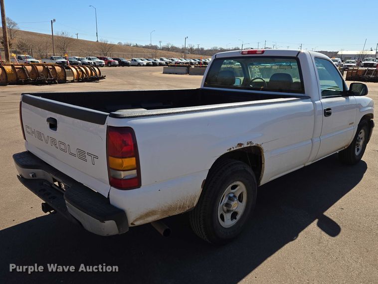 image for item ES2979 2001 Chevrolet Silverado 1500 pickup truck