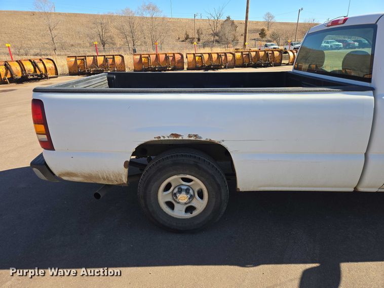 image for item ES2979 2001 Chevrolet Silverado 1500 pickup truck