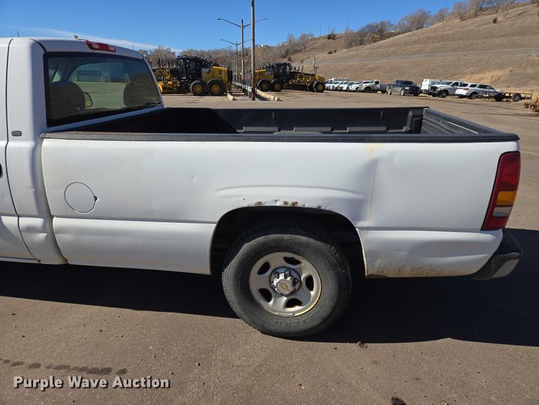 image for item ES2979 2001 Chevrolet Silverado 1500 pickup truck