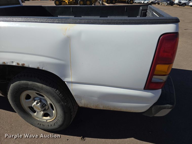image for item ES2979 2001 Chevrolet Silverado 1500 pickup truck