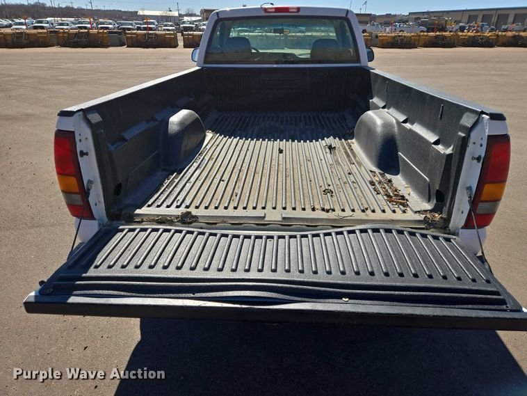 image for item ES2979 2001 Chevrolet Silverado 1500 pickup truck