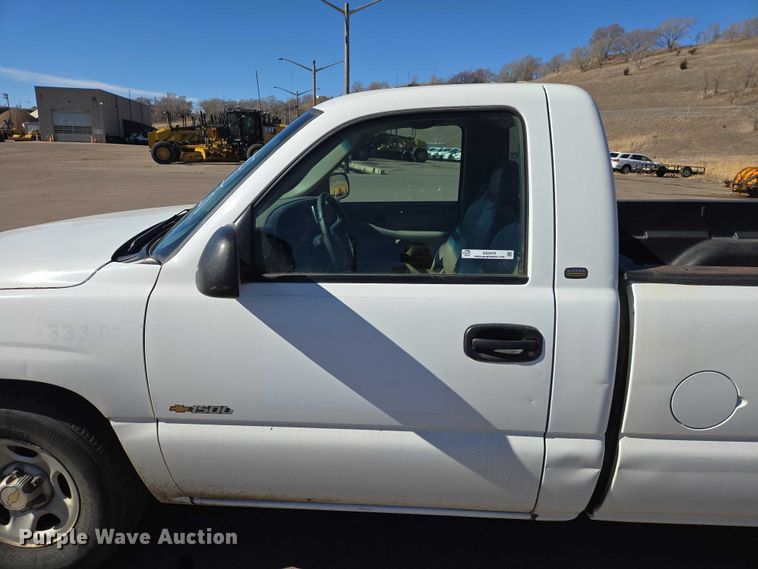 image for item ES2979 2001 Chevrolet Silverado 1500 pickup truck