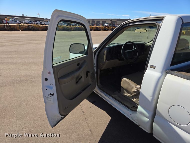 image for item ES2979 2001 Chevrolet Silverado 1500 pickup truck