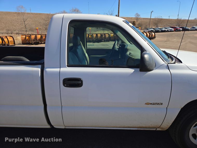 image for item ES2979 2001 Chevrolet Silverado 1500 pickup truck