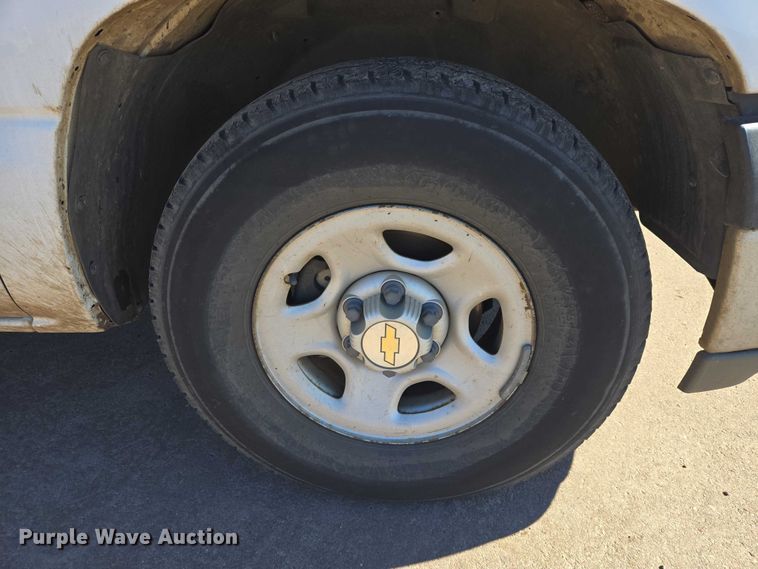 image for item ES2979 2001 Chevrolet Silverado 1500 pickup truck