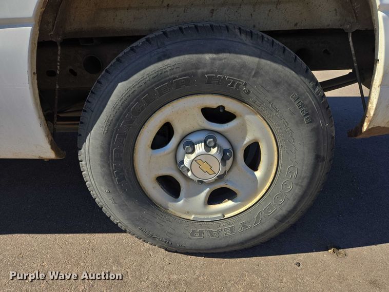 image for item ES2979 2001 Chevrolet Silverado 1500 pickup truck