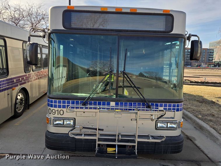 image for item ES2988 2009 Gillig shuttle bus