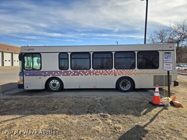 image for item ES2988 2009 Gillig shuttle bus