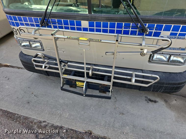 image for item ES2988 2009 Gillig shuttle bus