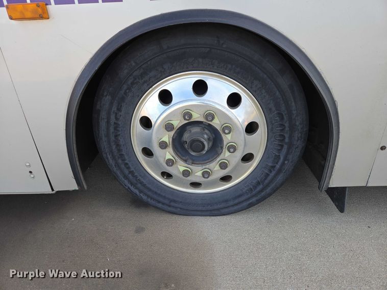 image for item ES2988 2009 Gillig shuttle bus