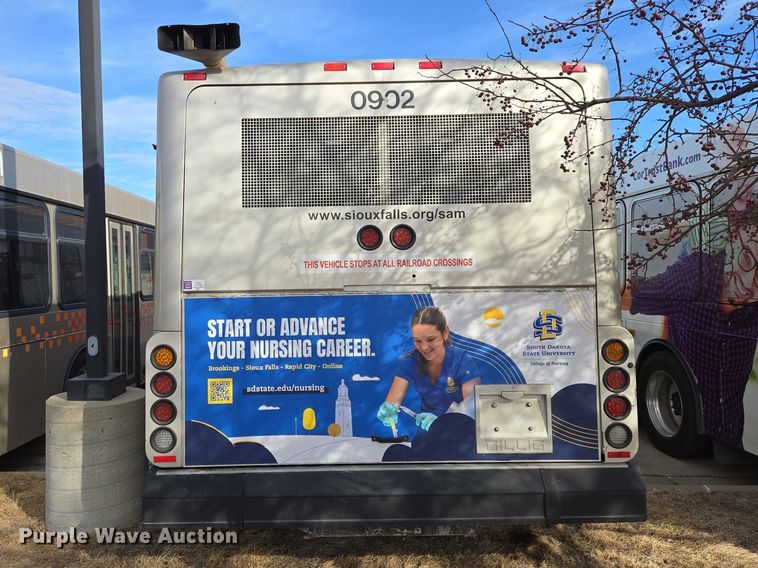 image for item ES2989 2009 Gillig shuttle bus