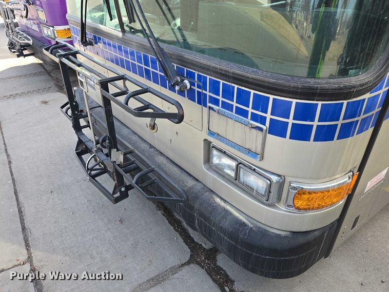 image for item ES2989 2009 Gillig shuttle bus