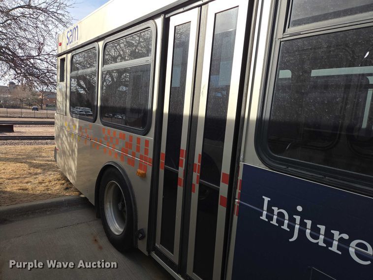 image for item ES2989 2009 Gillig shuttle bus