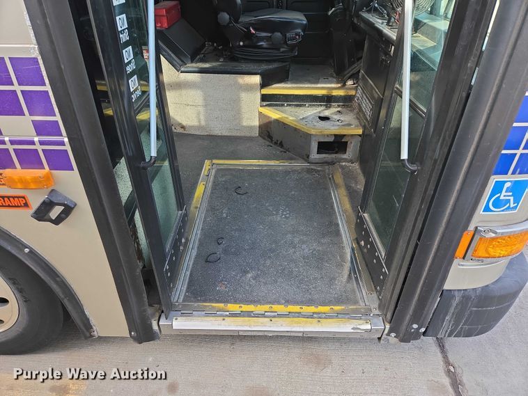 image for item ES2989 2009 Gillig shuttle bus