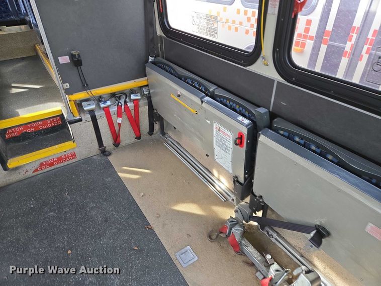 image for item ES2989 2009 Gillig shuttle bus