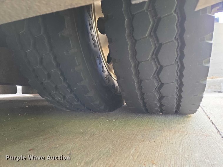 image for item ES2989 2009 Gillig shuttle bus