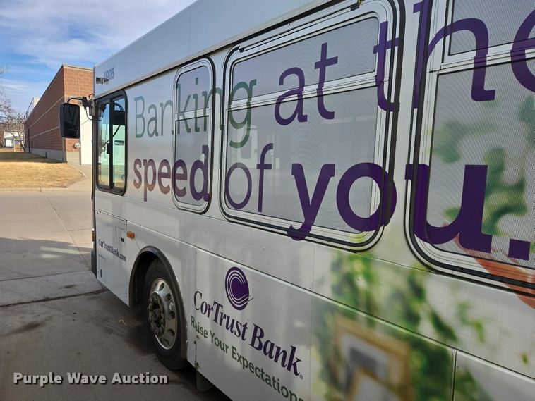 image for item ES2990 2009 Gillig shuttle bus