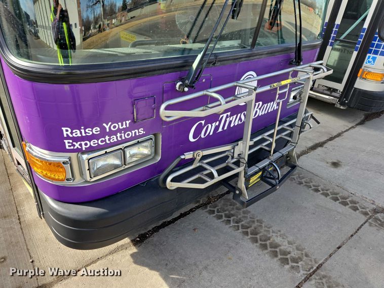 image for item ES2990 2009 Gillig shuttle bus