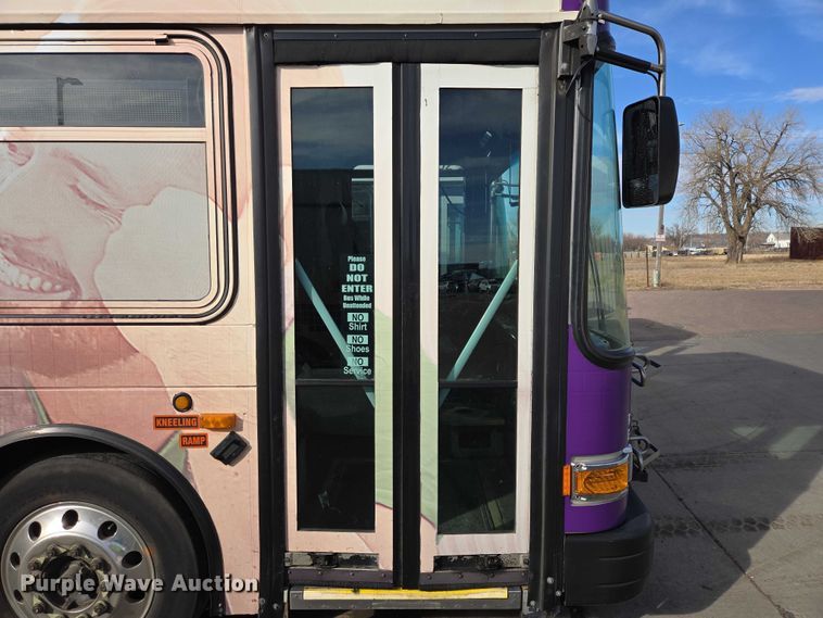 image for item ES2990 2009 Gillig shuttle bus