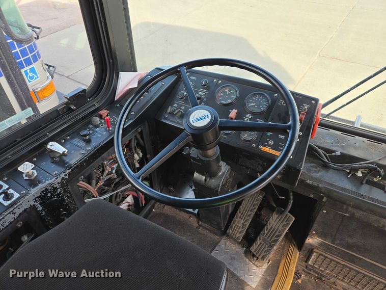 image for item ES2990 2009 Gillig shuttle bus