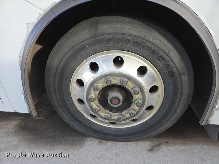 image for item ES2990 2009 Gillig shuttle bus