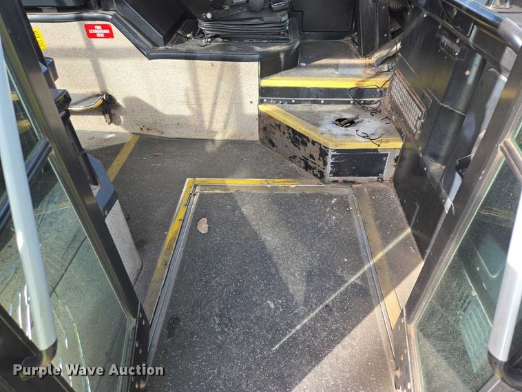 image for item ES2991 2009 Gillig shuttle bus