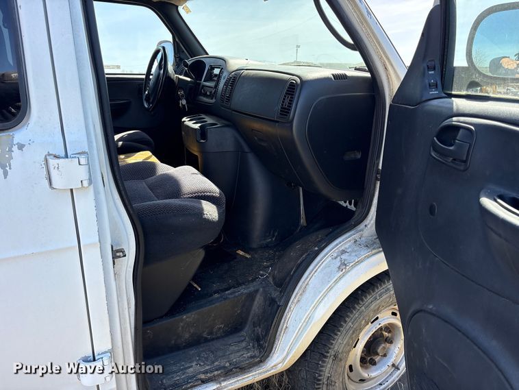 image for item ES8704 2002 Dodge Ram Wagon B3500 van