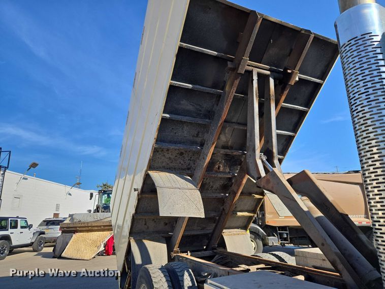 image for item ET1397 2010 International WorkStar 7300 chipper truck