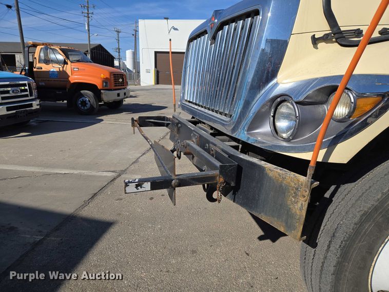 image for item ET1397 2010 International WorkStar 7300 chipper truck