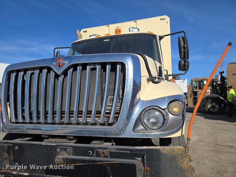 image for item ET1397 2010 International WorkStar 7300 chipper truck