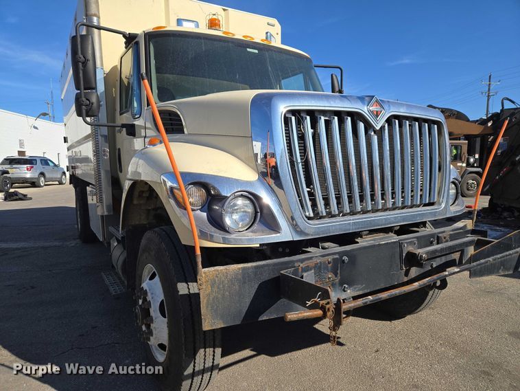 image for item ET1397 2010 International WorkStar 7300 chipper truck