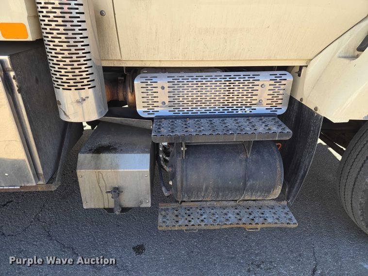 image for item ET1397 2010 International WorkStar 7300 chipper truck