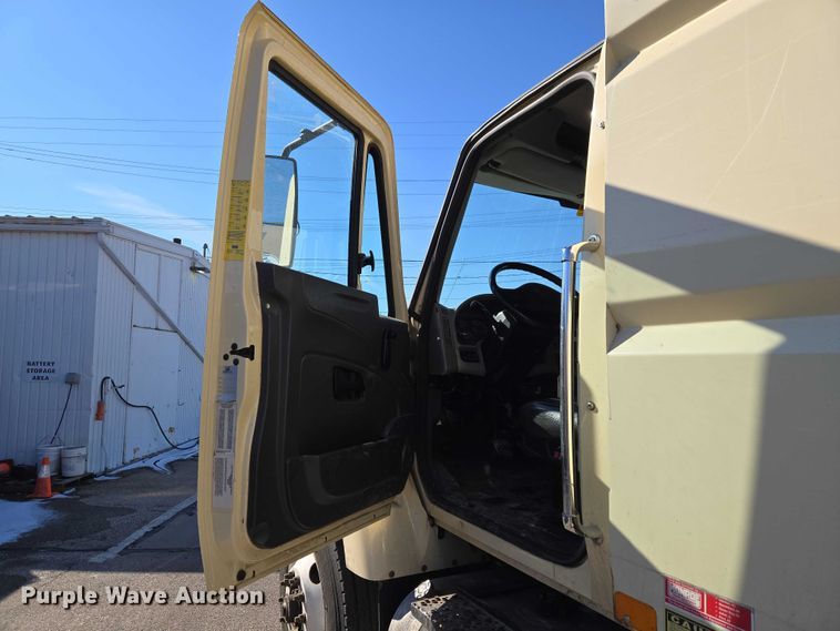 image for item ET1397 2010 International WorkStar 7300 chipper truck