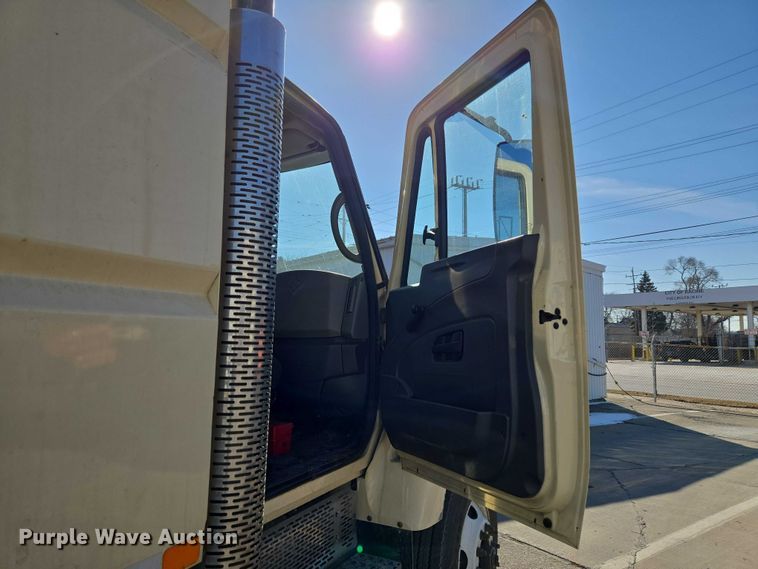 image for item ET1397 2010 International WorkStar 7300 chipper truck