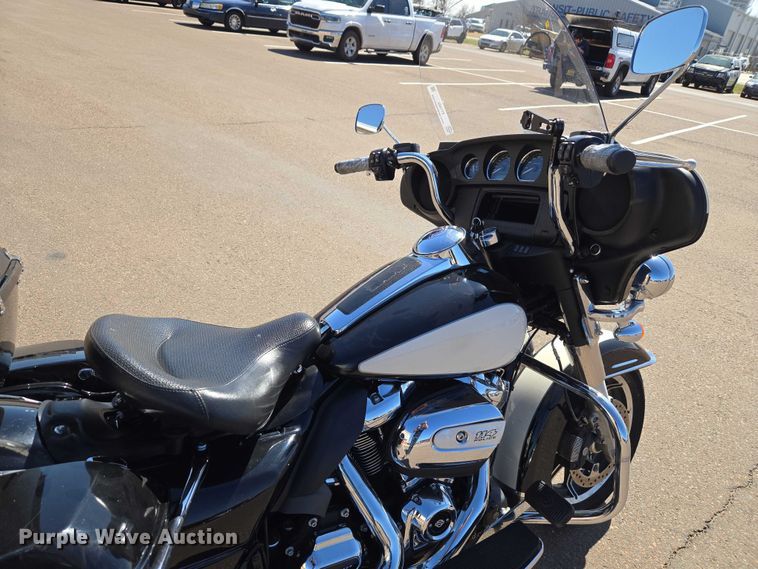 image for item ET1422 2019 Harley-Davidson Police Electra Glide motorcycle