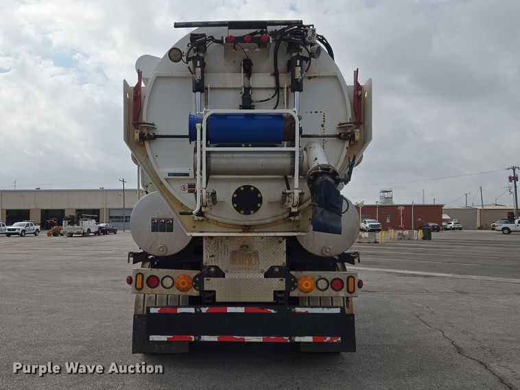 image for item ET1424 2015 Peterbilt 365 sewer jetter truck