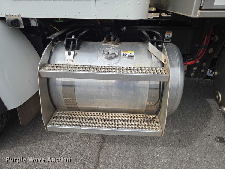 image for item ET1424 2015 Peterbilt 365 sewer jetter truck