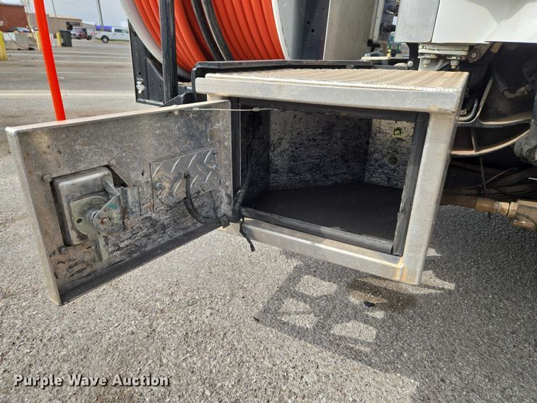 image for item ET1424 2015 Peterbilt 365 sewer jetter truck