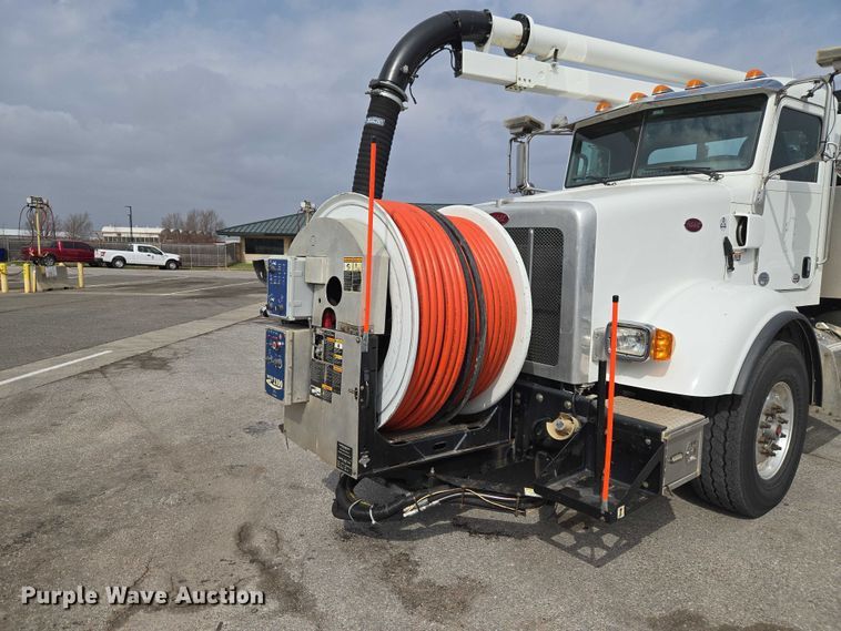 image for item ET1424 2015 Peterbilt 365 sewer jetter truck