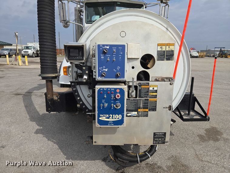 image for item ET1424 2015 Peterbilt 365 sewer jetter truck