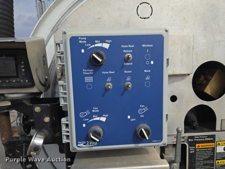 image for item ET1424 2015 Peterbilt 365 sewer jetter truck