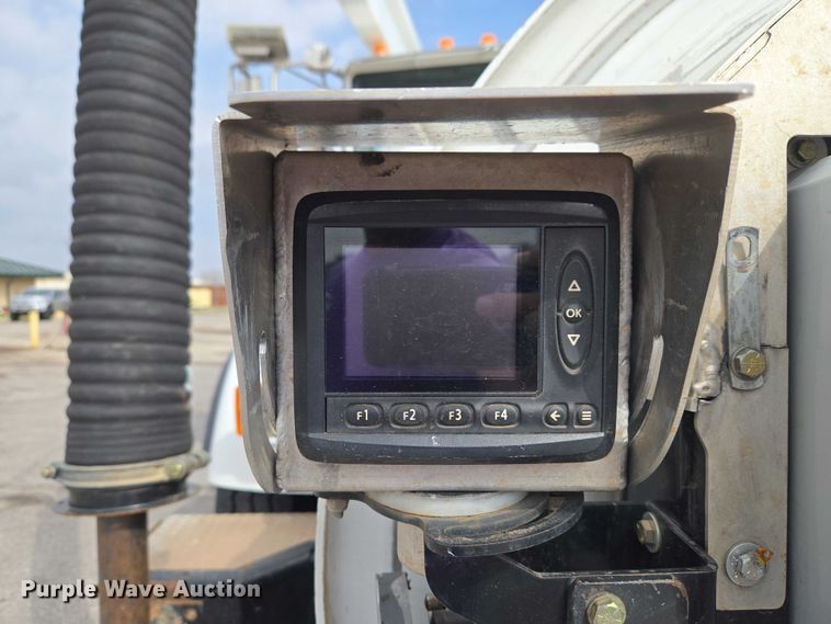 image for item ET1424 2015 Peterbilt 365 sewer jetter truck